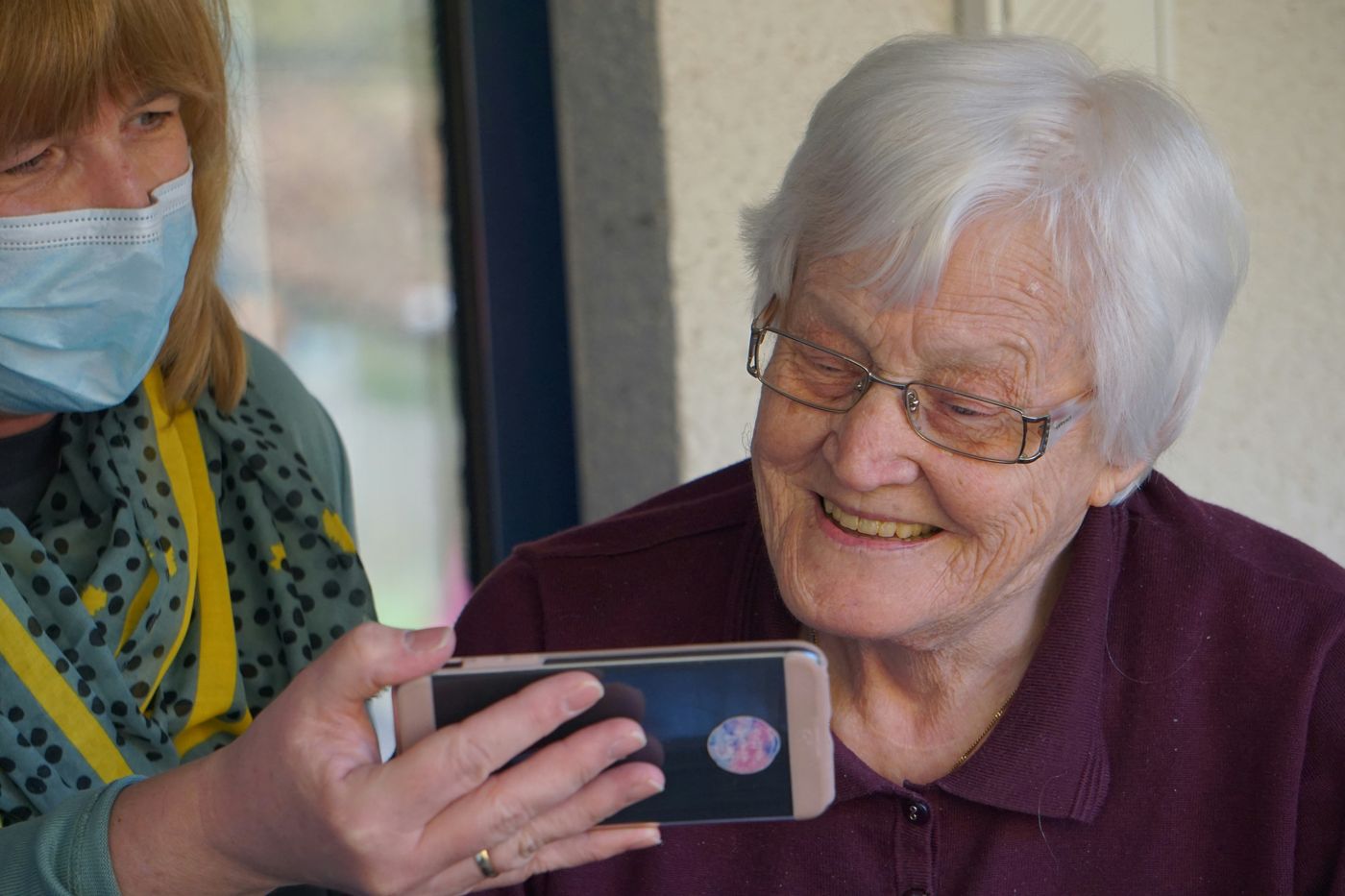A MeddyCare coordinator supporting a carer one to one.